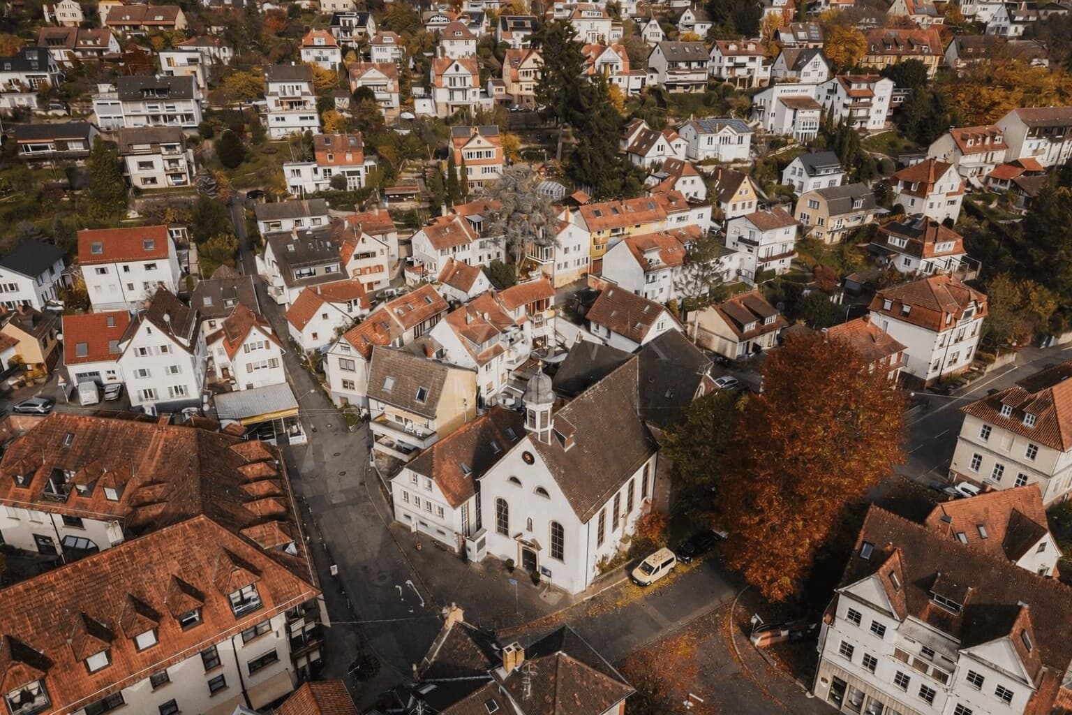 Luftaufnahme eines Heidelberger Stadtteils mit einer Kirche